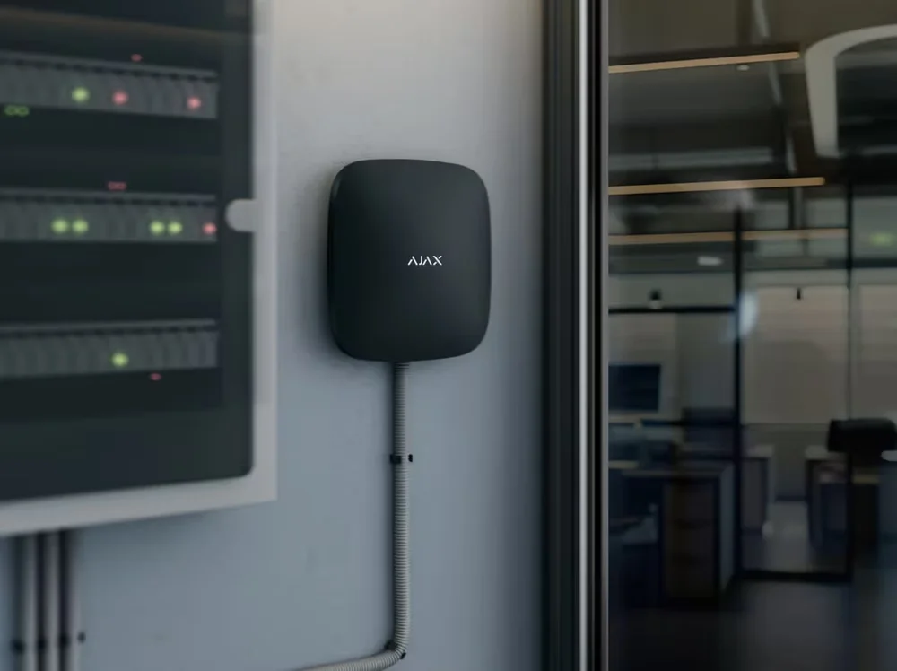 Sistema AJAX instalado en pared junto a tablero eléctrico